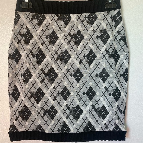 Liz&Sara Preppy Pattern Cropped Skirt Set - Picture 3 of 5